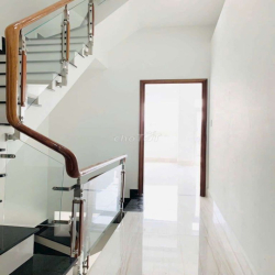 cho thuê nguyên căn MT 3.5 lầu nhà mới ngay võ văn kiệt ADV