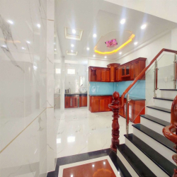 cho thuê nguyên căn MT 3.5 lầu nhà mới ngay võ văn kiệt ADV