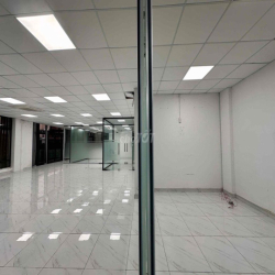 Tầng 2 160m2 có sẵn vách kính, máy lạnh giá 30tr bao VAT