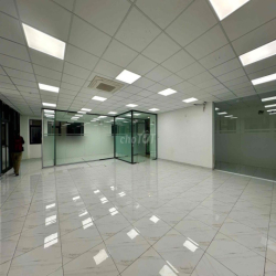 Tầng 2 160m2 có sẵn vách kính, máy lạnh giá 30tr bao VAT
