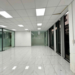 Tầng 2 160m2 có sẵn vách kính, máy lạnh giá 30tr bao VAT