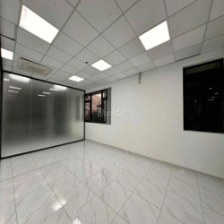 Tầng 2 160m2 có sẵn vách kính, máy lạnh giá 30tr bao VAT