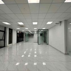 Tầng 2 160m2 có sẵn vách kính, máy lạnh giá 30tr bao VAT