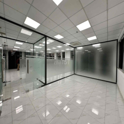 Tầng 2 160m2 có sẵn vách kính, máy lạnh giá 30tr bao VAT