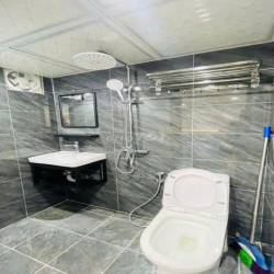 Cho thuê tập thể tầng 3 phố 8/3 - 100m2 - 3 ngủ - 2 vs