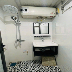 Cho thuê tập thể tầng 3 phố 8/3 - 100m2 - 3 ngủ - 2 vs