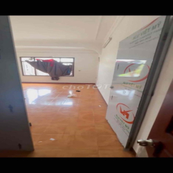 nhà còn thửa 1 phòng trống có ban công vệ sịnh khép kín