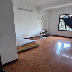 nhà còn thửa 1 phòng trống có ban công vệ sịnh khép kín