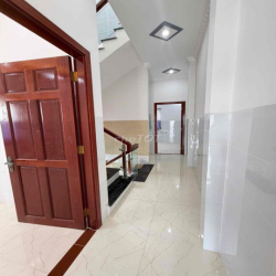 Nhà trệt 2 lầu đẹp 4phòng sẵn 4máy lạnh gần Chợ Cầu Ván