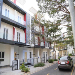 Mình còn 1 phòng trống trong nhà nguyên căn Valencia Rivsde.