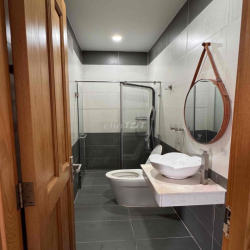 Mình còn 1 phòng trống trong nhà nguyên căn Valencia Rivsde.