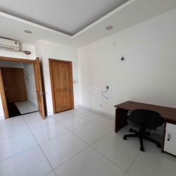 Mình còn 1 phòng trống trong nhà nguyên căn Valencia Rivsde.