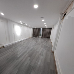 Nhà Mp Trần Quốc Hoàn, diện tích 50M x 6 tầng thông + 1 hầm, Thang Máy
