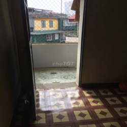 Cho thuê căn hộ tầng 5 tập thể 128C Đại La