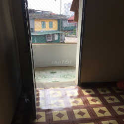 Cho thuê căn hộ tầng 5 tập thể 128C Đại La
