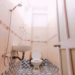 Phòng đẹp 20m2, mới sơn sửa, (WC dùng chung), XVNT, P.25 !