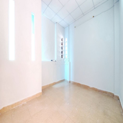 Phòng đẹp 20m2, mới sơn sửa, (WC dùng chung), XVNT, P.25 !