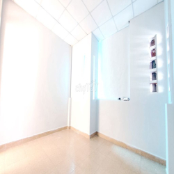 Phòng đẹp 20m2, mới sơn sửa, (WC dùng chung), XVNT, P.25 !