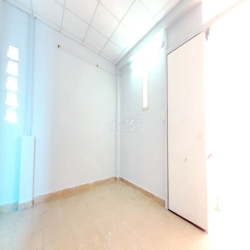 Phòng đẹp 20m2, mới sơn sửa, (WC dùng chung), XVNT, P.25 !