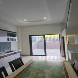 Nhà 1 trệt 2 lầu sân thượng 5x20m mới xây hẻm gần Lã Xuân Oai Q.9