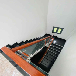 Nhà 1 trệt 2 lầu sân thượng 5x20m mới xây hẻm gần Lã Xuân Oai Q.9