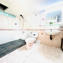 Studio full nt ngay vòng xoay Lê Đại Hành