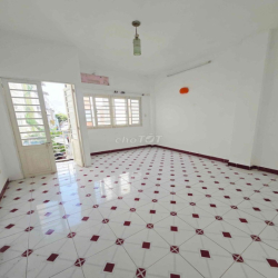 Nhà 2,5 Tấm,Hẻm 6m,2PN,2WC+ Phòng Khách,Bếp Rộng Rãi