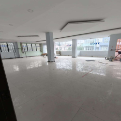 cho thuê toà nhà góc 2mt khu tên lửa 18*20m bốn lầu có thang máy