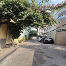 NHÀ MỚI, HẺM XE HƠI SÁT MẶT TIỀN, 1 TRỆT, 1L SÂN THƯỢNG 2P. NGỦ 2WC