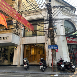 Cho thuê mặt bằng thời trang 1trệt2 lầu, full nội thất gỗ sang trọng.