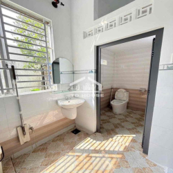 Nhà mới 99% 2 phòng hẻm ô tô gần chợ Cầu Ván