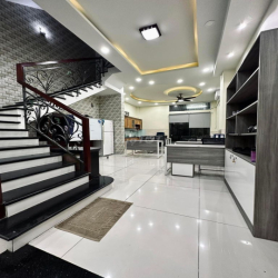 CHO THUÊ Nhà đẹp 5x18m, 3 Tầng, đường 12m Đặng Thùy Trâm, gần ĐH VL