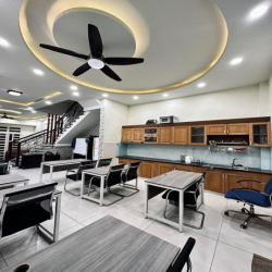 CHO THUÊ Nhà đẹp 5x18m, 3 Tầng, đường 12m Đặng Thùy Trâm, gần ĐH VL