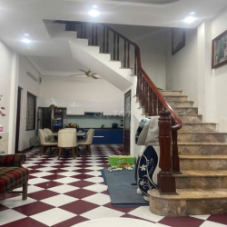 Chính chủ cho thuê nhà ngõ 131 Vương Thừa Vũ 55mx4 tầng 16tr, ô tô qua