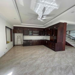 BIỆT THỰ 200M2 10x20 5PN TRỆT TRỐNG SUỐT LIÊN PHƯỜNG Q9