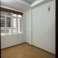 Cho thuê nhà 5 tầng ngõ 9 Trần Quốc Hoàn, ô tô đậu cửa, nhà đẹp có NT
