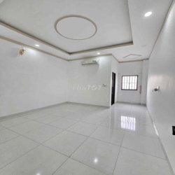 nhà 2 lầu 1 trệt Bình Chuẩn,Thuận An,sẵn 2 máy lạnh,đường 7m đậu ô tô