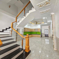 nhà 2 lầu 1 trệt Bình Chuẩn,Thuận An,sẵn 2 máy lạnh,đường 7m đậu ô tô