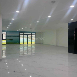 Cho thuê nhà 1 hầm, 1 trệt, 4 lầu, thang máy ở Vạn Phúc