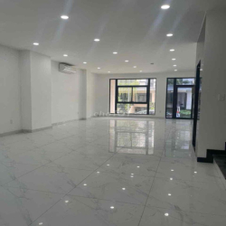 Cho thuê nhà 1 hầm, 1 trệt, 4 lầu, thang máy ở Vạn Phúc
