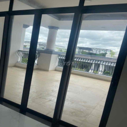 Cho thuê nhà 1 hầm, 1 trệt, 4 lầu, thang máy ở Vạn Phúc