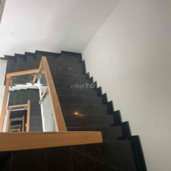 Cho thuê nhà 1 hầm, 1 trệt, 4 lầu, thang máy ở Vạn Phúc