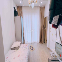 Cho thuê 1 căn hộ trong nhà mặt tiền quận 3