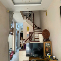 Nhà riêng sân vườn có chỗ để oto trong nhà tại Tân Mai cho thuê