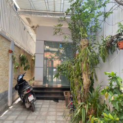 Nhà riêng sân vườn có chỗ để oto trong nhà tại Tân Mai cho thuê