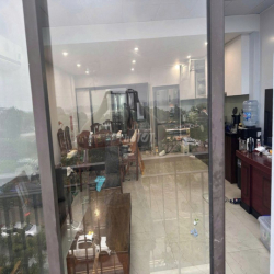 nhà ngõ 100 hoàng quốc việt 46m x5T ô tô đỗ cửa