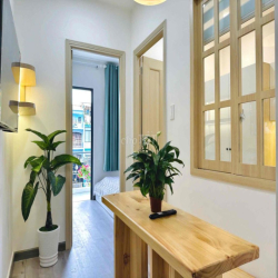 2 Phòng ngủ BAN CÔNG NGAY NGÃ TƯ HÀNG XANH GIÁP QUẬN 1  FULL NỘI THẤT