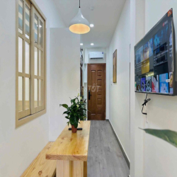 2 Phòng ngủ BAN CÔNG NGAY NGÃ TƯ HÀNG XANH GIÁP QUẬN 1  FULL NỘI THẤT