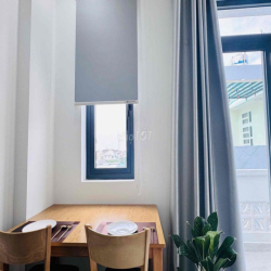 2 Phòng ngủ BAN CÔNG NGAY NGÃ TƯ HÀNG XANH GIÁP QUẬN 1  FULL NỘI THẤT