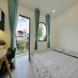 2 Phòng ngủ BAN CÔNG NGAY NGÃ TƯ HÀNG XANH GIÁP QUẬN 1  FULL NỘI THẤT